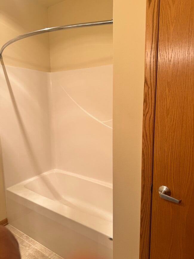 Guest bathroom - Tub - Stone Creek Gardens