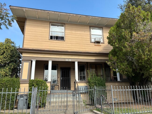 Photo - 1133 E Divisadero St Unidad Apartment