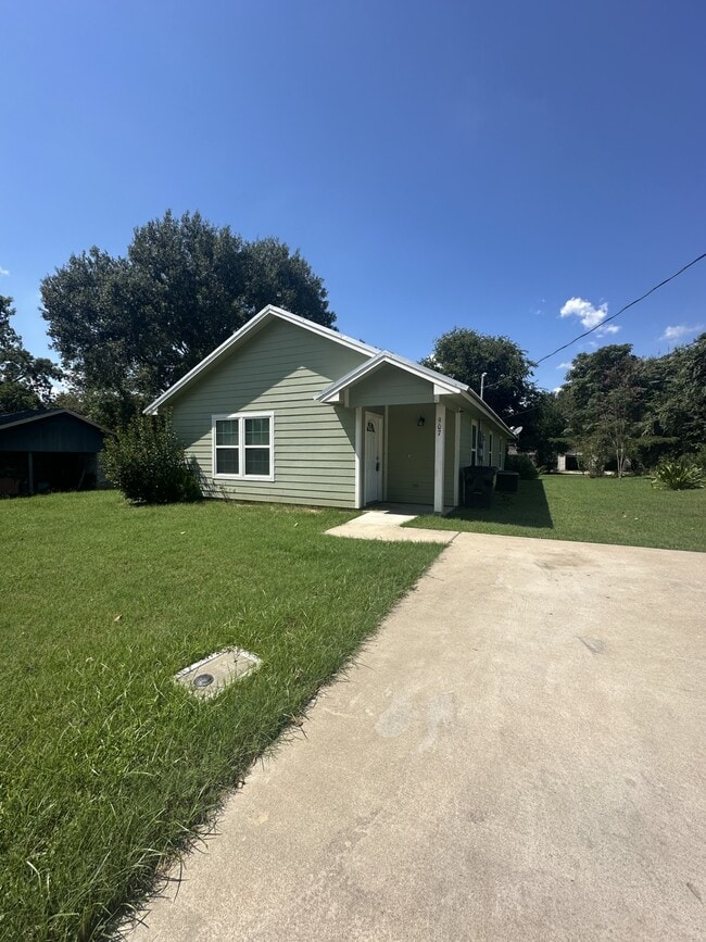 Building Photo - 907 Petty St Rental