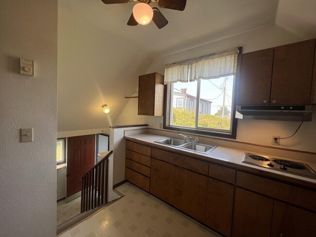 Photo - 634 NW Lee St