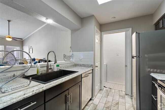 Building Photo - 807 W 25th St Unit 307 Rental