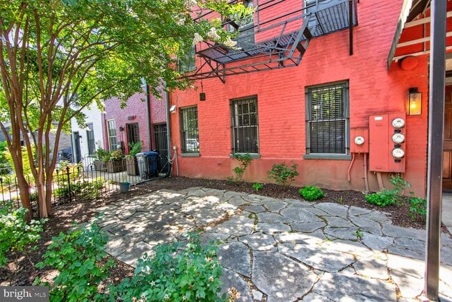 Photo - 815 L St SE