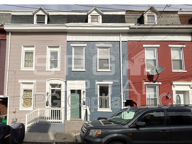 Building Photo - 141 E Maple St