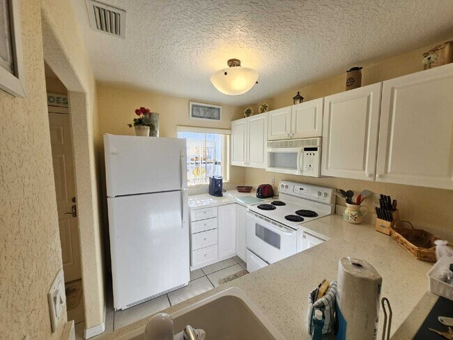 Photo - Available Feb. 1st, 2026!
Charming Cape Canaveral Townhouse: 2 Bed, 2.5 Bath Retreat with 1,120 S... Unidad 162