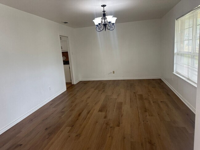 Photo - 2213 Suanne Dr