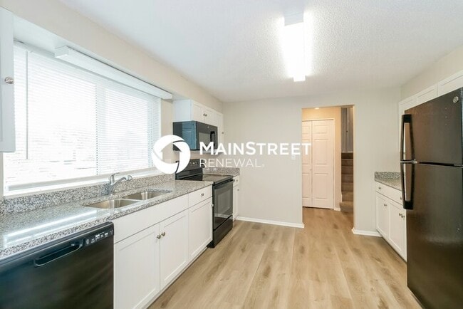 Photo - 3 Bedroom Pet-Friendly Home in Overland Park, KS with Main Street Renewal