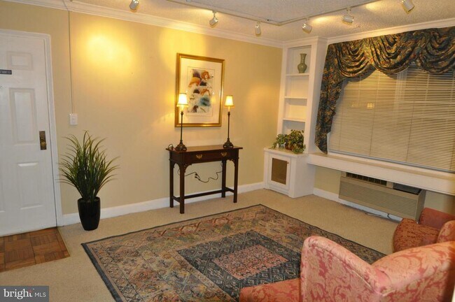 Photo - 1612 W Abingdon Dr Unit 101