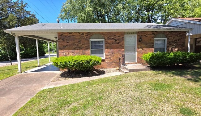 Building Photo - 2 Bedroom House! Yard Care Included! $895!