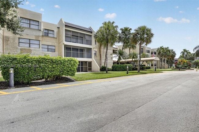 Building Photo - 220 Lakeview Dr Unit 210