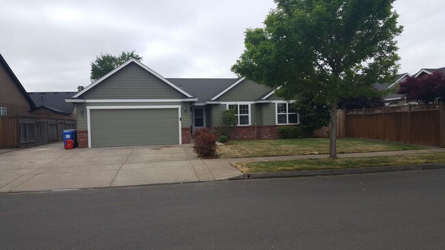 Building Photo - Bethel Area Home