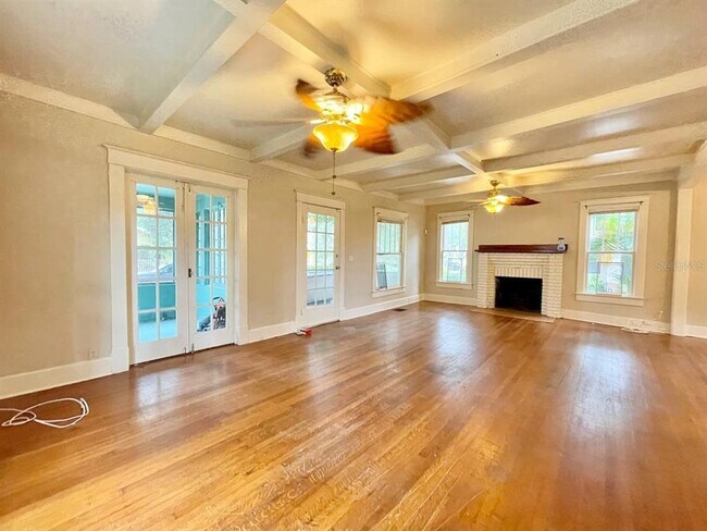 Photo - 557 6th Ave N