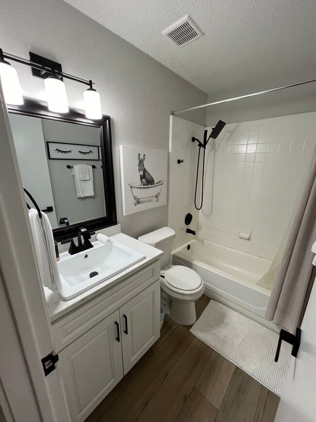 Photo - PRELEASING FOR MID JANUARY! 3 bedroom off of 183!