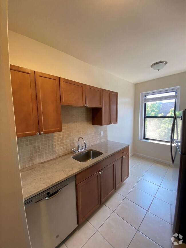 Building Photo - 31 Pondfield Rd W Rental