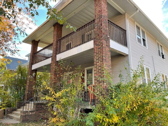 Building Photo - 1501 S Spring St Unit Upstairs