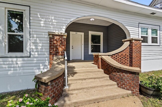 Photo - 421 W Morton St