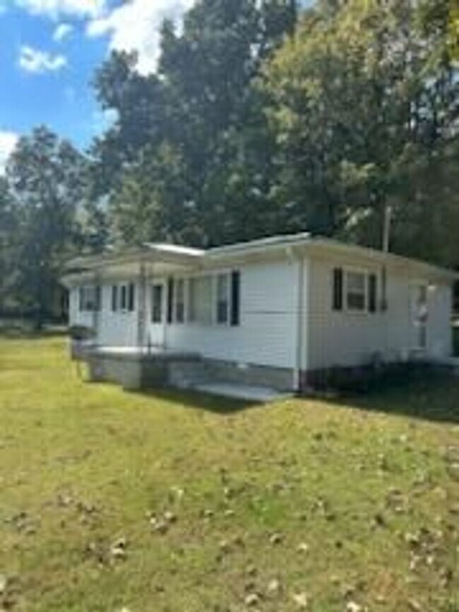 Photo - 3 bdr 1 bath Country living. Near I40. Sits on 1 acre.
