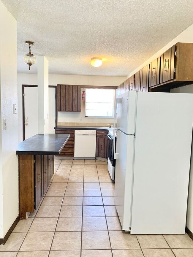 Photo - Spacious 2 bed 1.5 Bath Apartment with 1 Garage Space