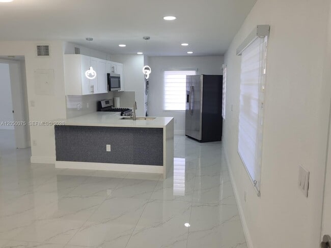 Building Photo - 3831 SW 79th Ave Unit 3831