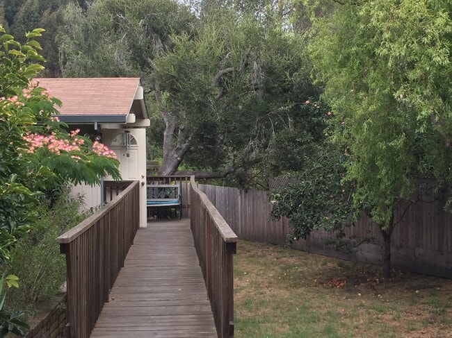 Building Photo - 883 Buena Vista Dr Unit Country Living with Hwy Access