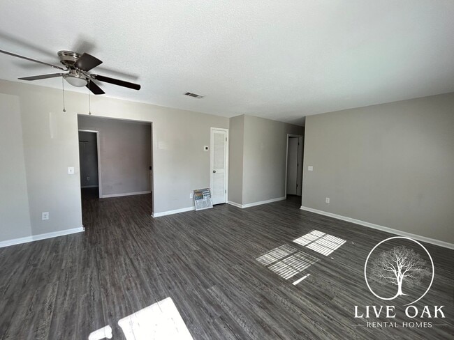 Photo - 215 Pointe S Dr