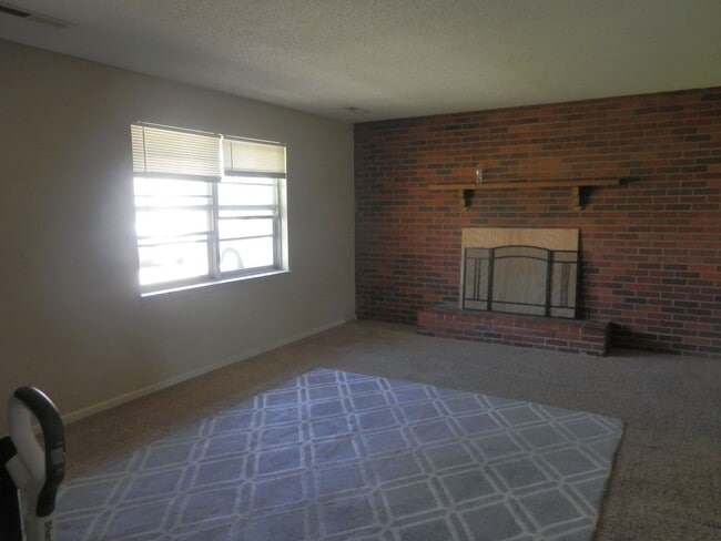 Photo - Quality 3 Bedroom 1.5 Bathroom Townhouse