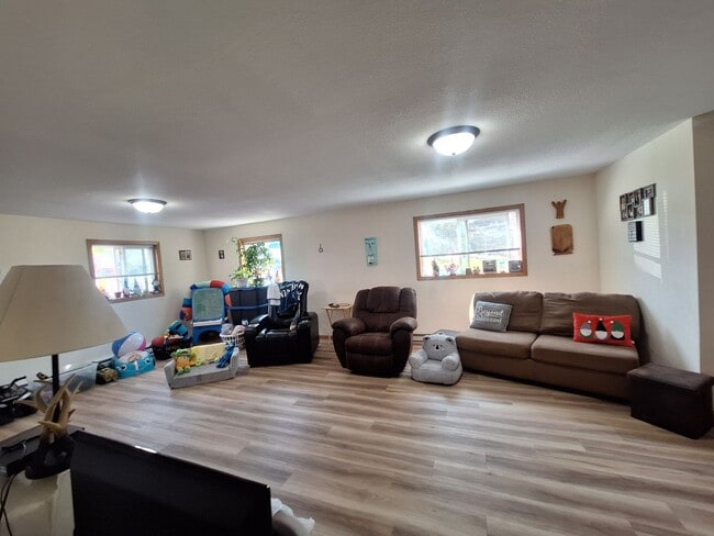 Photo - Spacious 2 Bedroom - AVAILABLE SEPTEMBER! Unit 2406 Hill Ave - 2