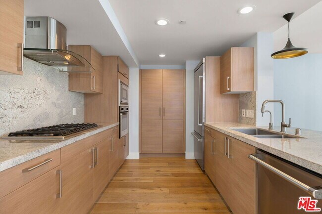 Building Photo - 13650 Marina Pointe Dr