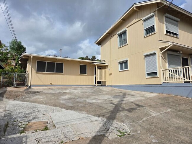 Building Photo - Momilani: 3 bedroom 1.5 bath duplex house w/ 2 car Tandem parking