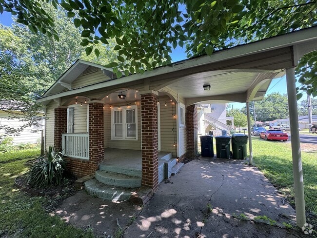 Building Photo - 1021 McCullough Ave NE Rental