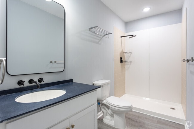 2BR, 2BA - 750SF - Primary Bathroom