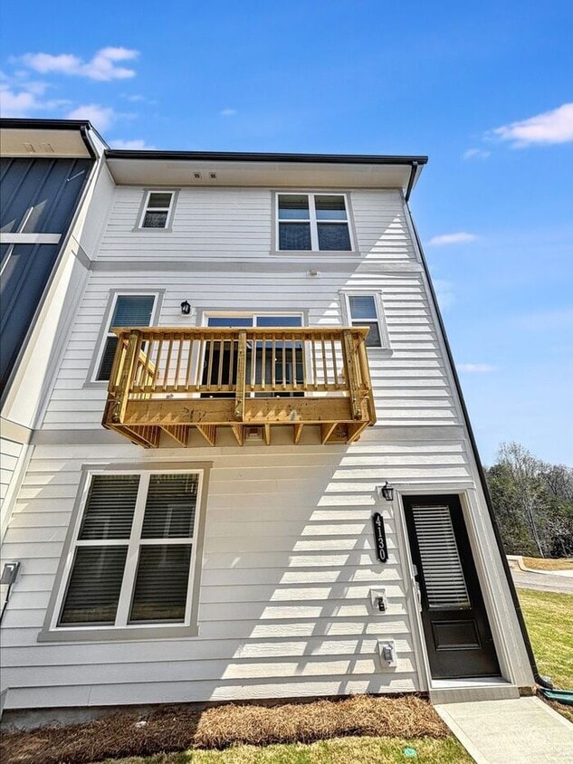 4-Bedroom Home with Scenic Views and Conve... - 4-Bedroom Home with Scenic Views and Conve...