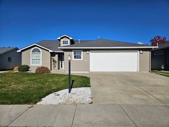 Photo - $2,100 - 2 Bed / 2 Bath Beautiful House in...