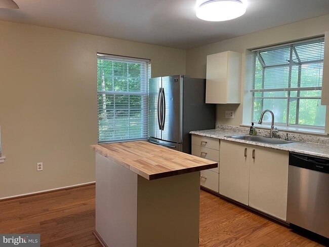 Building Photo - 11859 New Country Ln