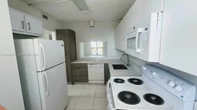 Building Photo - 8429 Forest Hills Dr Unit 305