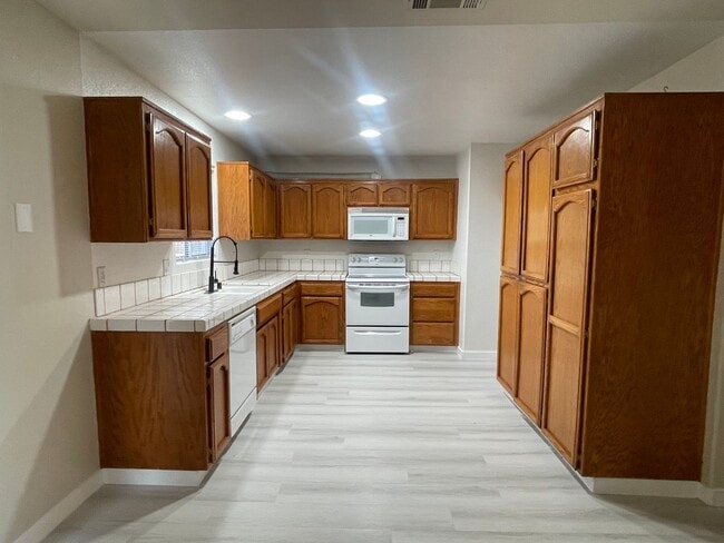 Photo - 3+2 READY NOW! $1,495.00