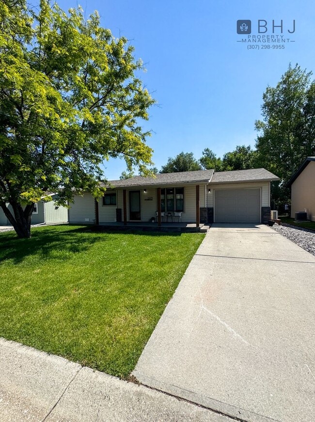 Building Photo - Dog Friendly 2 bed/ 1 bath HOUSE for Rent!