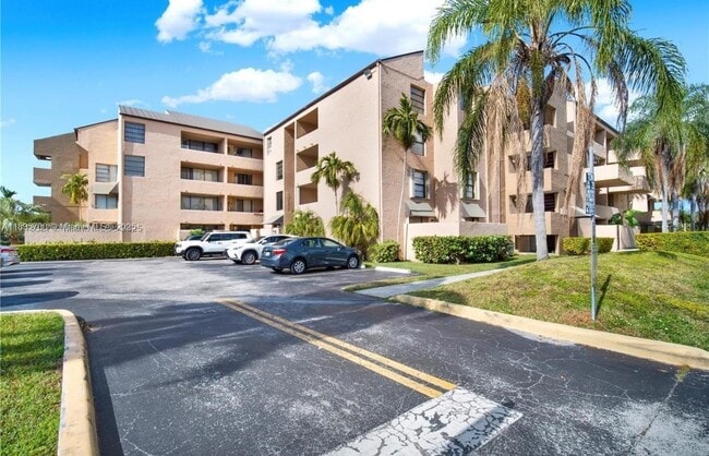 Building Photo - 10500 SW 108th Ave Unit B315