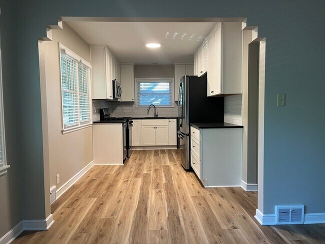 Photo - Renovated 5 Bedroom house in Saint Paul
