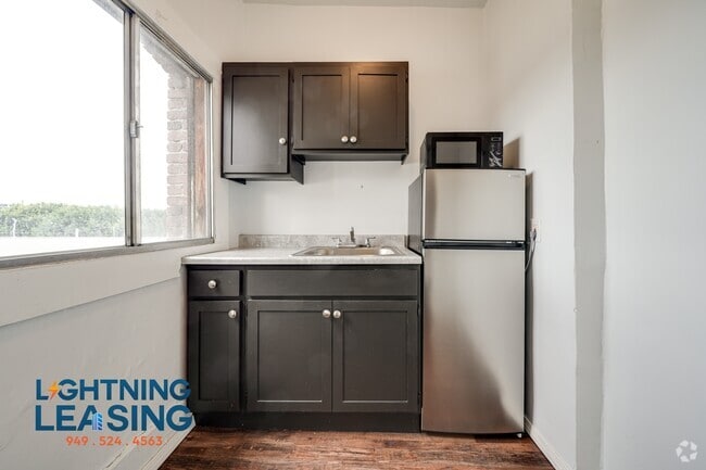 Building Photo - 1422 Flower St Unit 18D Rental