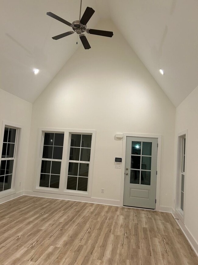 Photo - 1098 Burrow Cir