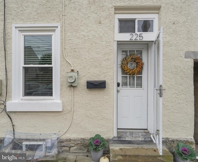 Photo - 225 W 6th Ave