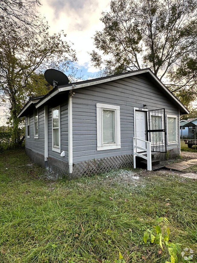 Building Photo - Fully Renovated 3/2 Single Family House Av...