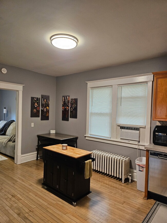 Building Photo - 113 S 6th St Unit Upper
