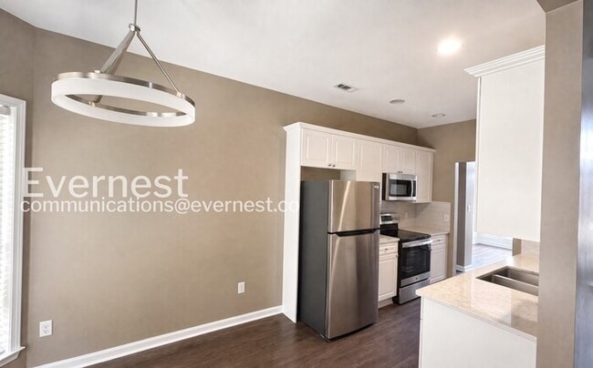 3 Bed/2 Bath Home with Garage / Available Now!