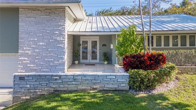 Photo - 301 Shore Dr E