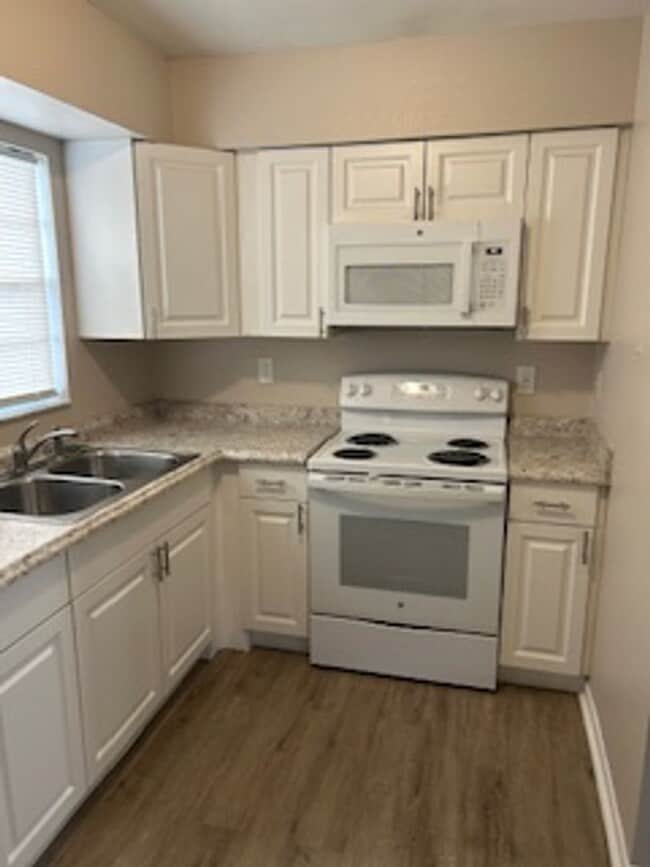 Photo - 2/1 available now! Unit 550 37TH STREET NORTH