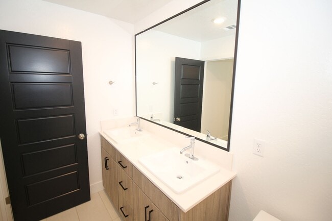 Photo - 2737 E Tamarind Dr