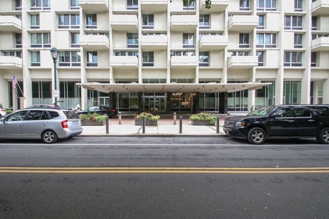 Building Photo - Luxury 1 Bedroom with Balcony, Pool & City Views – Hopkinson House