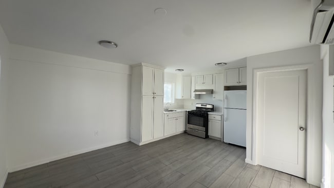 Building Photo - 11604 Sylvan St Unit 10 Rental