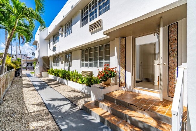 Building Photo - 7635 Dickens Ave Unit 3